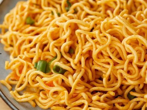 网红面条拌辣椒面,辣味新潮流，舌尖上的诱惑