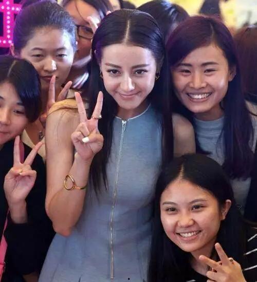 明星与路人合影,瞬间拉近星粉距离