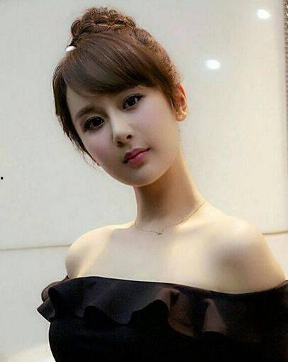 明星杨紫几岁,璀璨星途，青春绽放